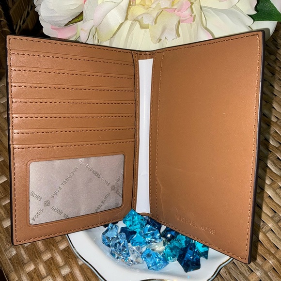 Michael Kors Signature Folding Card Case - Picture 14 of 14